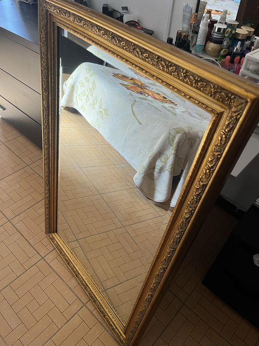Espelho com moldura dourada