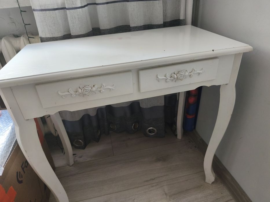 Toaletka z ozdobnymi frontami