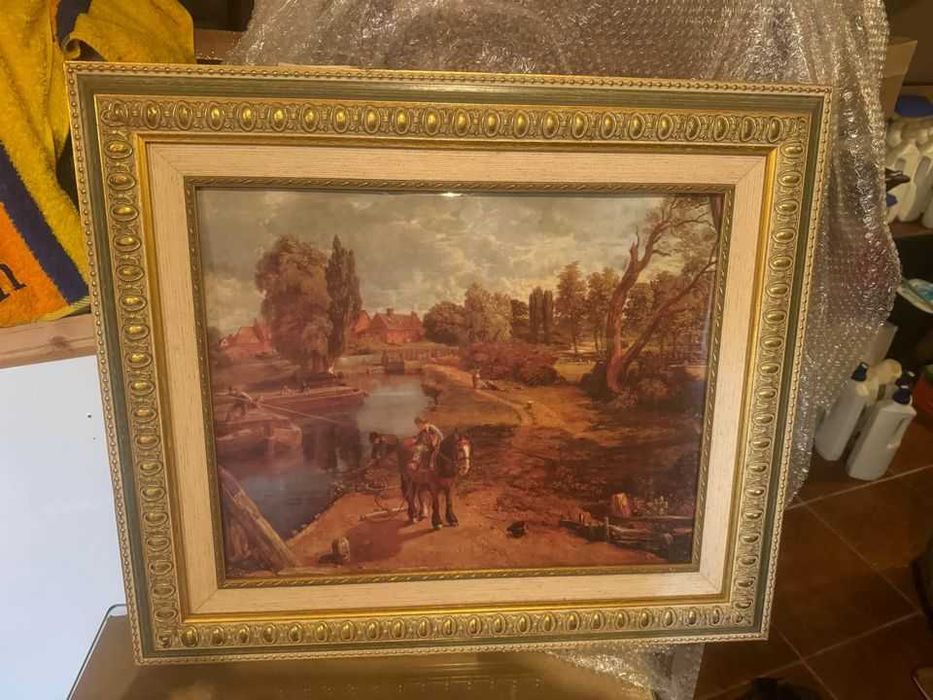 Quadro com armação em madeira dourada