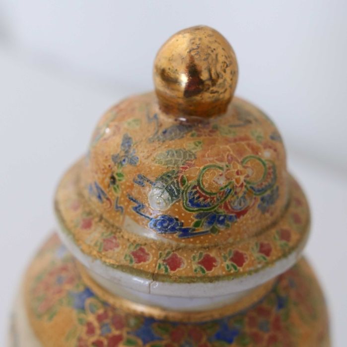 Pote ao estilo Satsuma em porcelana oriental