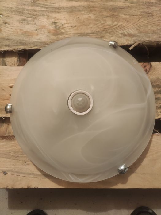 Lampa z czujnikiem ruchu