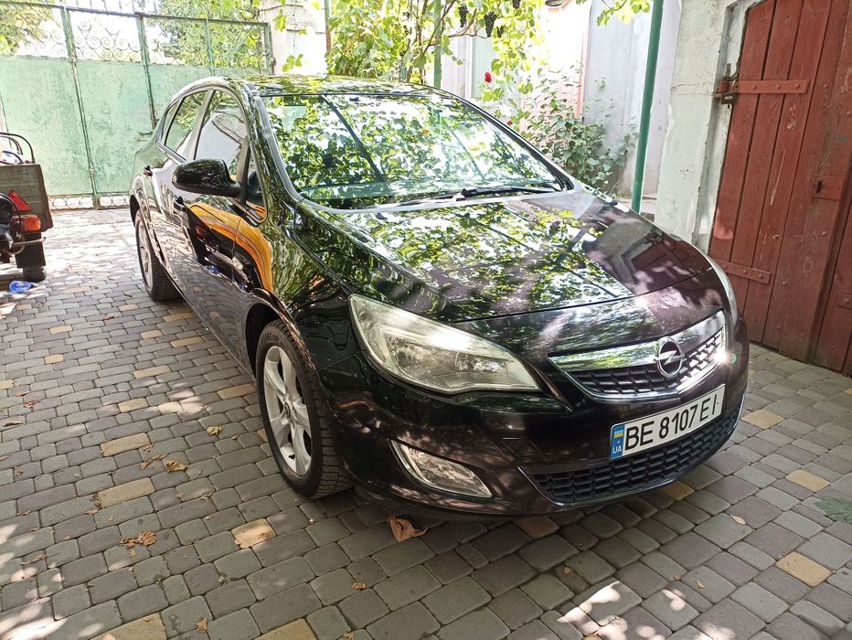 Opel Astra J 2010рік двигун 1.7CDTI 110к.с в рідній фарбі без підкрасів