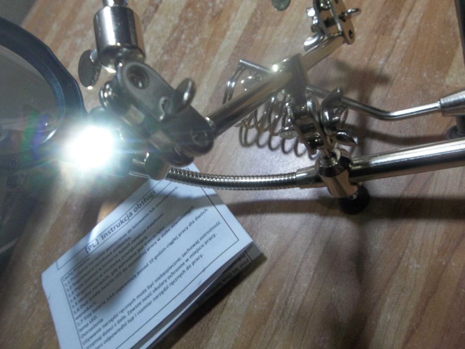 Держатель плат и паяльника MG16126-A с LED-подсветкой и двойной лупой.