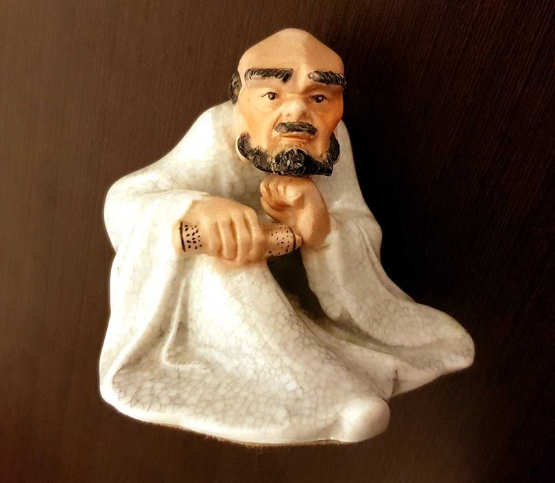 Estatueta louça "o filósofo" com base de feltro