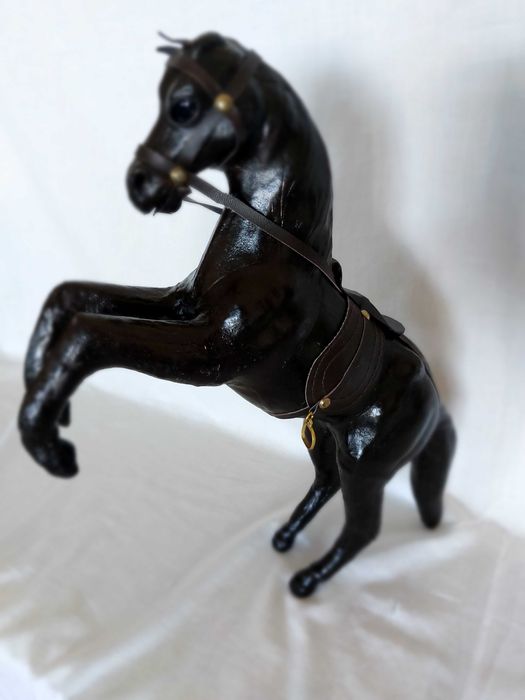 Cavalo de madeira revestido a couro