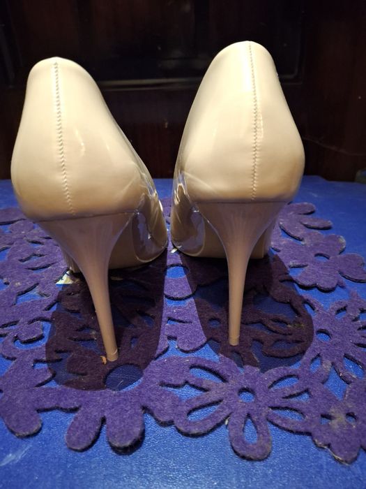 Елегантні бежеві туфлі на шпильці. 39роз.