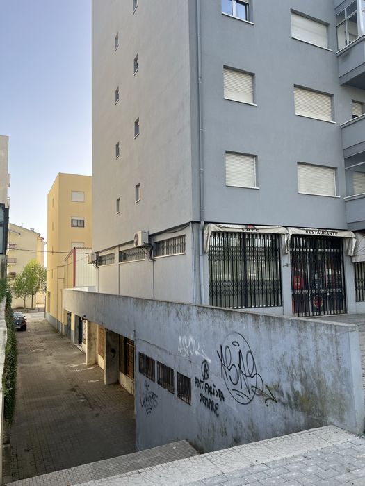 Espaç comercial com 900 metros2 no centro de Bragança