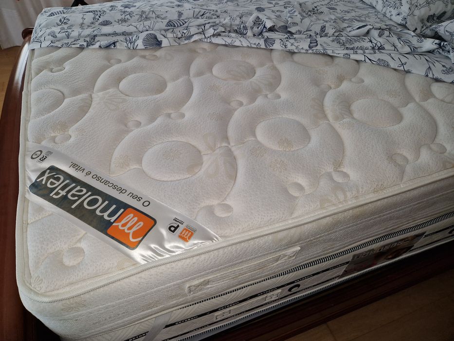 Estrado com 6 pés e colchão de oferta