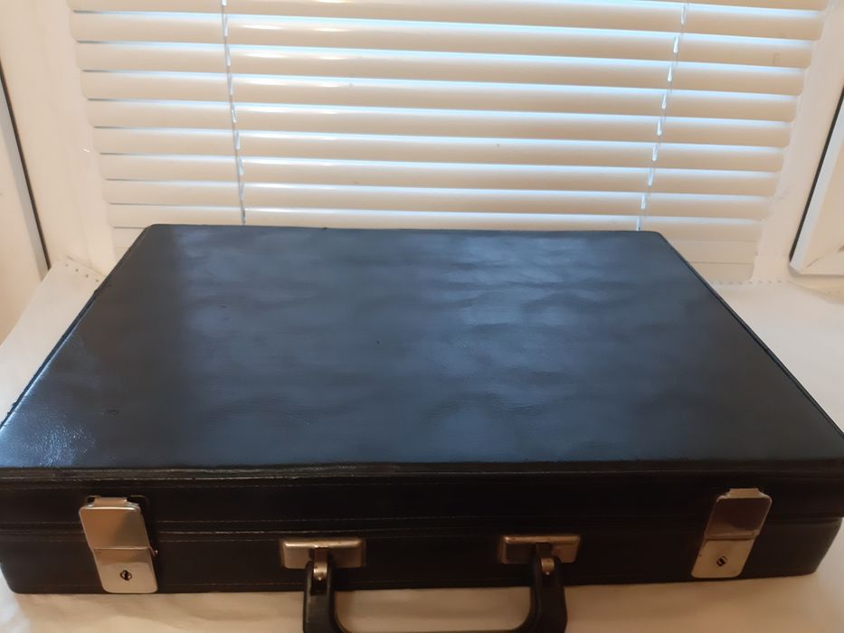 Дипломат - чемодан кожанный б/у производство УССР  1988год