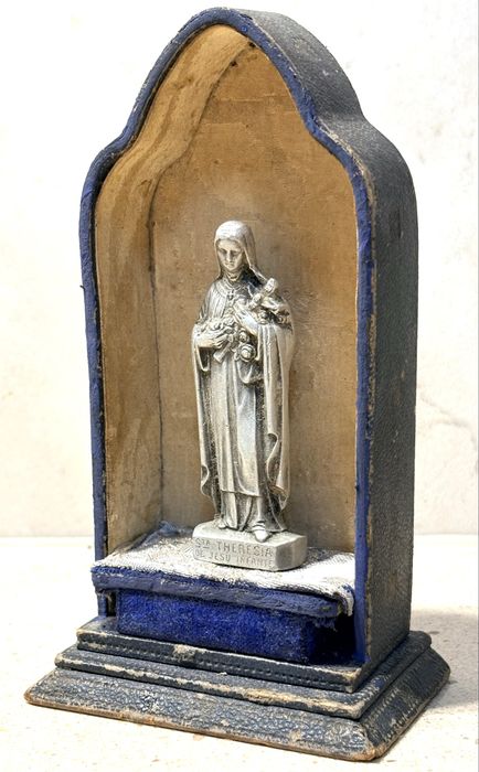 Pequeno antigo altar com figura da Santa Teresinha do Menino Jesus