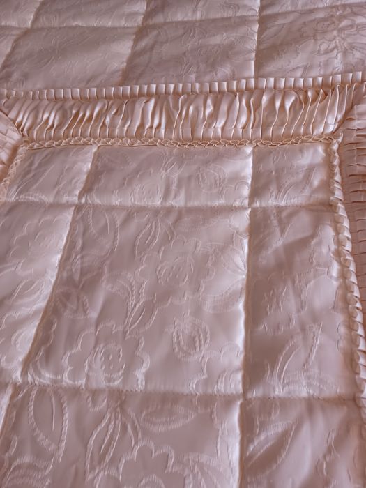 Colcha de casal em cetim, rosa,com folhos
