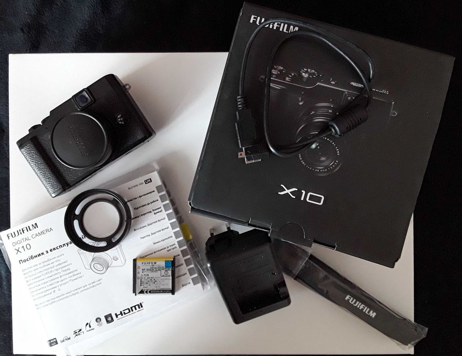 Fuji Fujifilm X10 запасна батарея і бленда  фотоапарат у ретро стилі