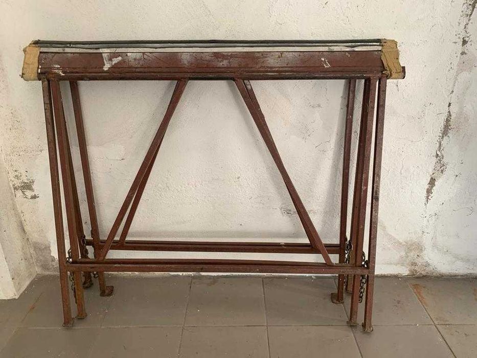 Cavaletes em ferro para apoio de materiais