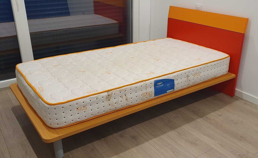 Cama juvenil + colchão + mesa de cabeçeira