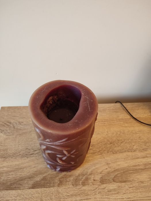 Vela decorativa em tons bordeaux