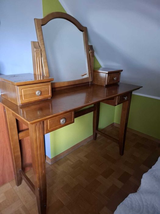 Toaletka z lustrem - wyjątkowo solidy materiał