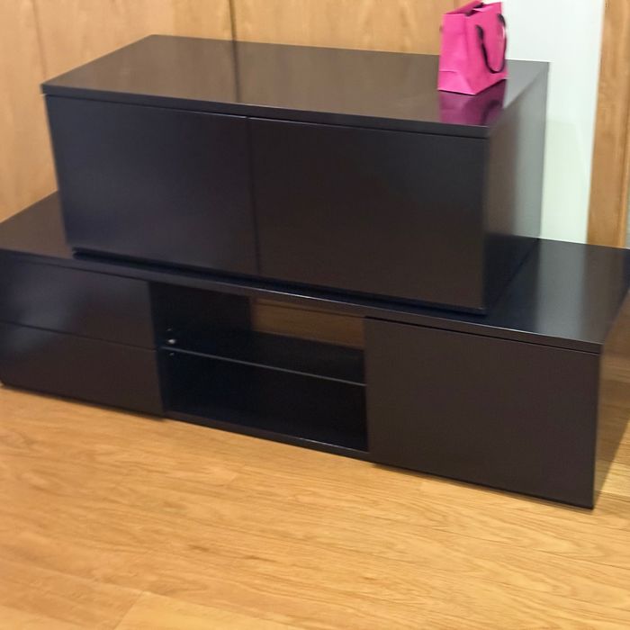 Móvel Tv composto por duas partes com compartimentos e prateleiras