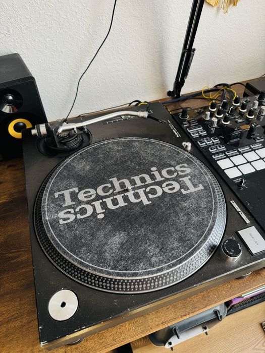 2 x Technics SL 1210 MK2 + Pioneer DJM S7