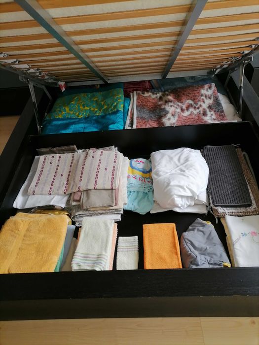 Cama de casal e 2 mesas de cabeceira madeira maciça