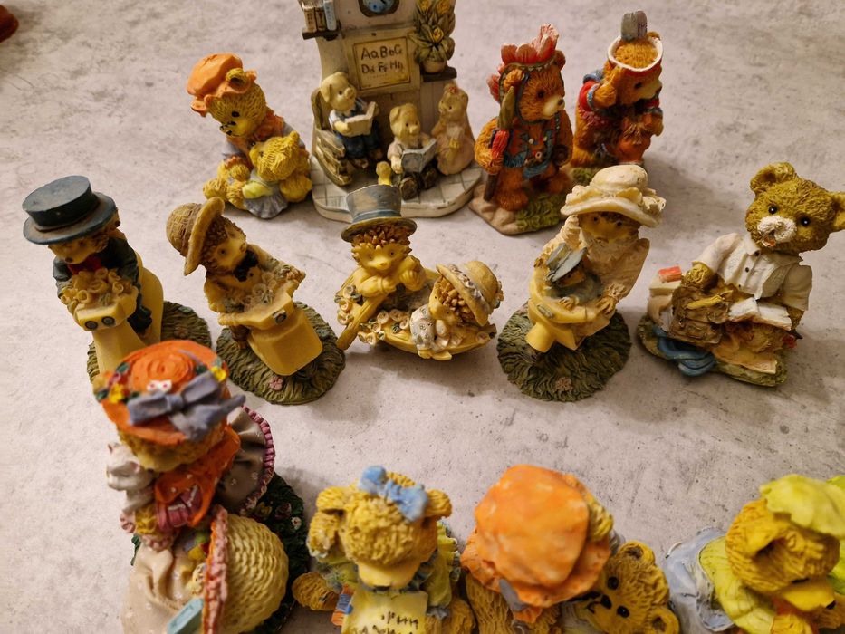 Vários bonecos de ursinhos em marfinite