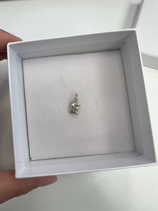 Literka E - zawieszka