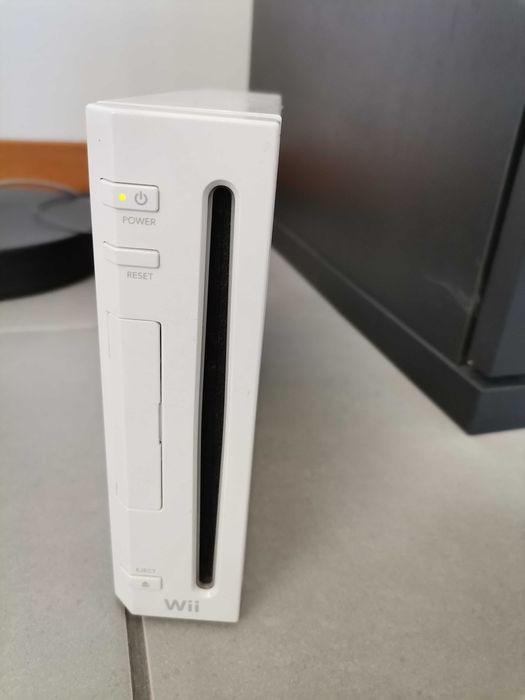 Vendo Nintendo Wii + balança + jogo Wii Fit