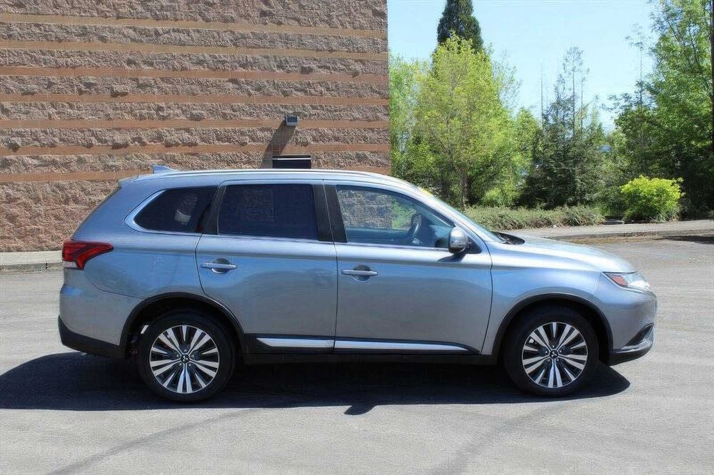 Mitsubishi Outlander SEL      2020