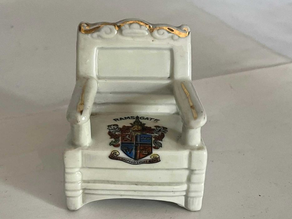 Porcelanowy tron fotel Rams gate Germany figurka