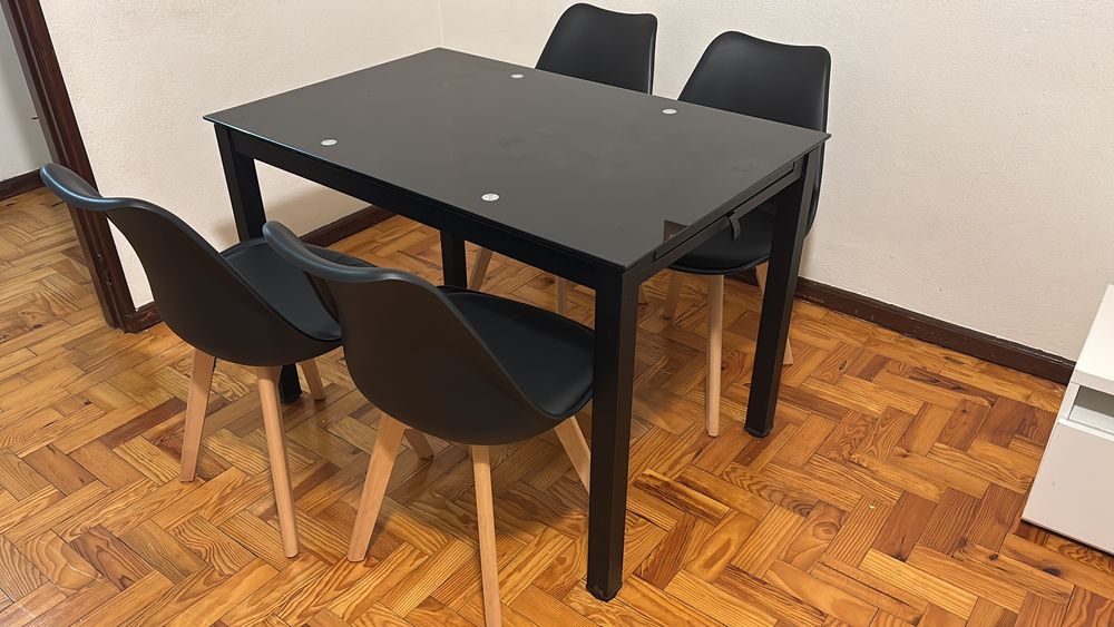 Mesa com jogo de 4 Cadeiras