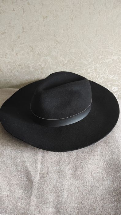 Чёрная шляпа Федора из фетра