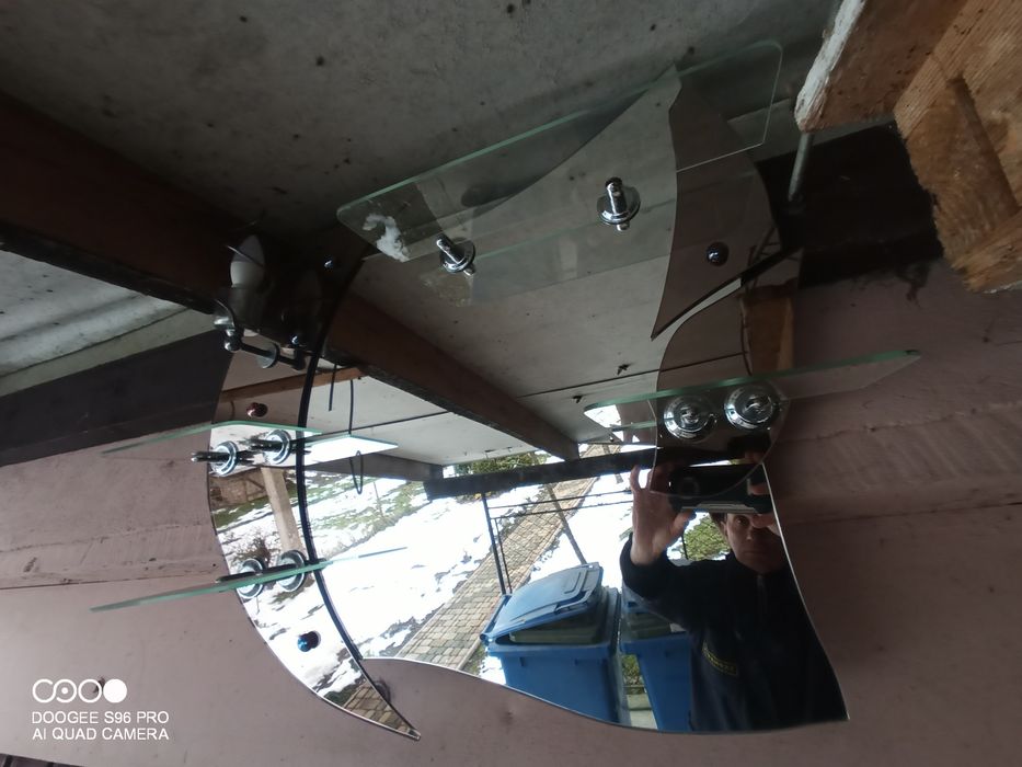 Дзеркало з полицями та підсвіткою