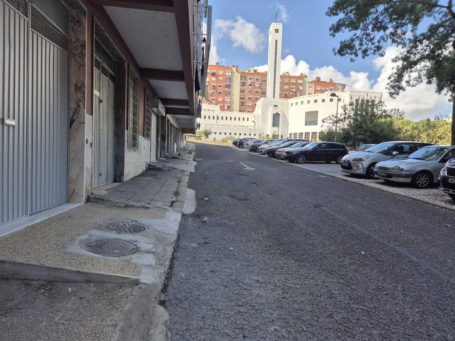 AGUALVA - Garagem/armazém com escritório e WC