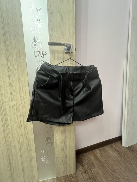 Шкіряні шорти з поясом