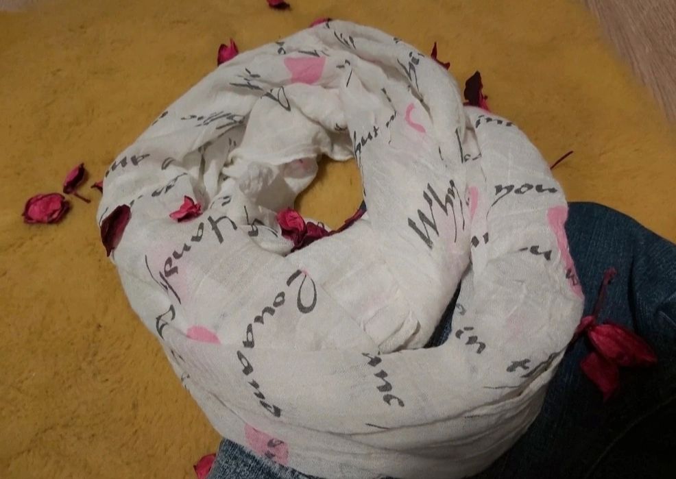 Elegancki biały lekki komin