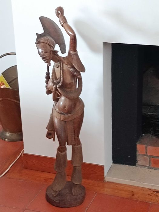 Estátua escultura africana etnica antiga madeira mulher guerreira