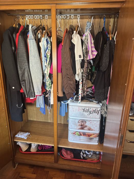 Roupero 3 portas de abrir com espelho e maleiro