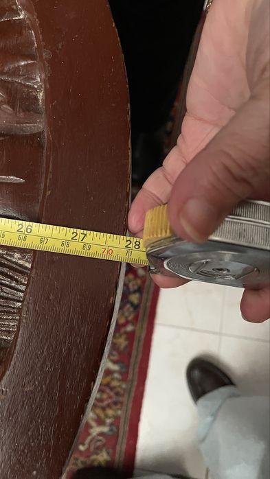 Mesa de madeira com escultura