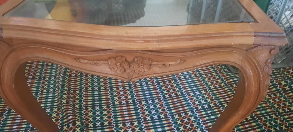 Mesa de centro antiga com tampo em vidro