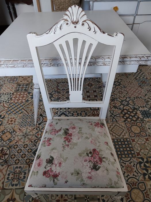 Cadeira vintage. Pintada em decapê.