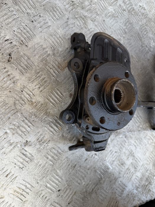 Цапфа кулак перед Опель комбо с opel combo c год 2003