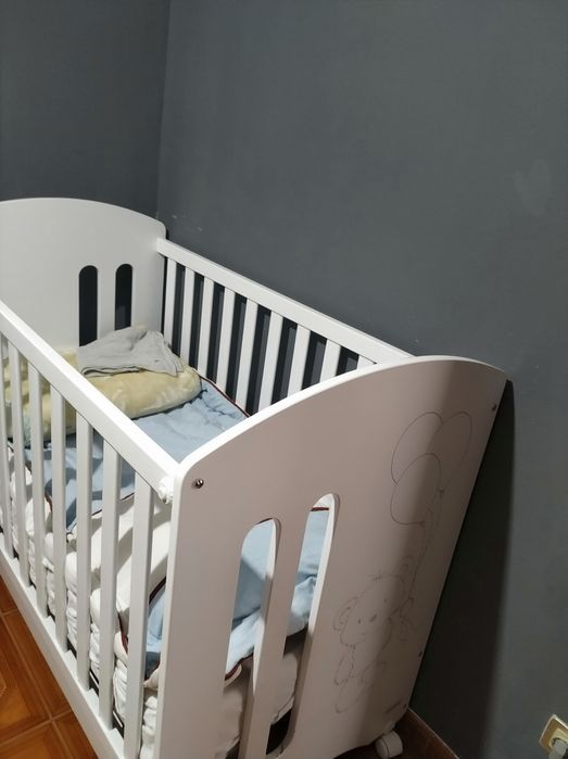 Berço para bebé com gaveta