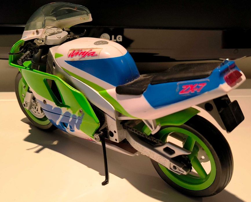 Moto Kawasaki ZX 7 escala 1/10