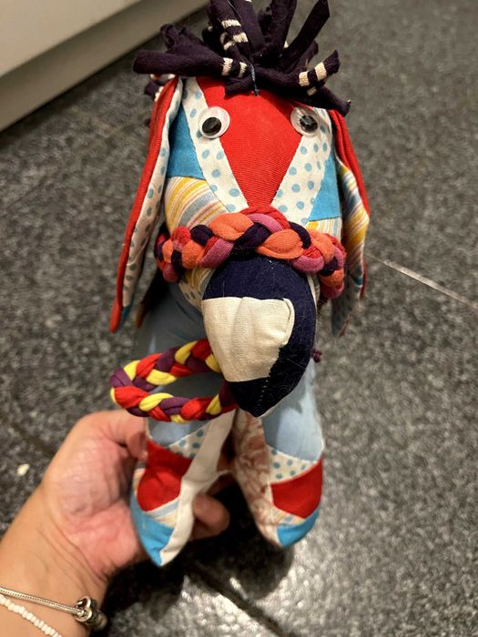 Peluche Artesanal Patchwork – Cavalo Colorido em Tecido