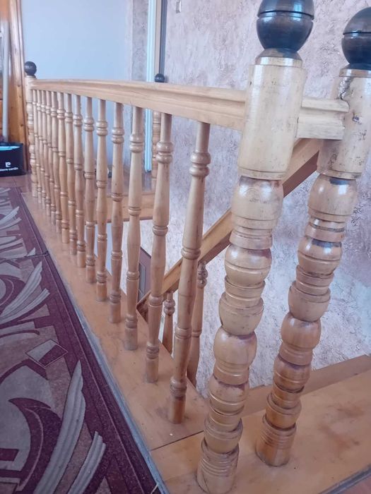 Zdemontowane schody drewniane z poręczą i balustradą
