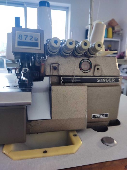 Máquina Cose e Corte Singer - Usada
