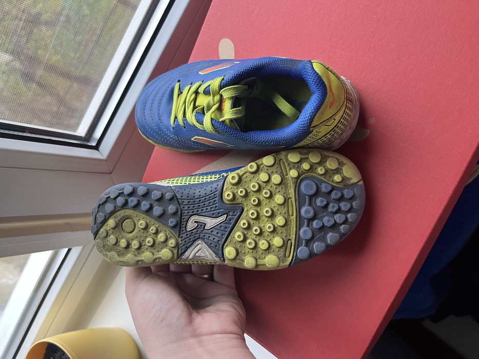 Футзалки, спортивне взуття