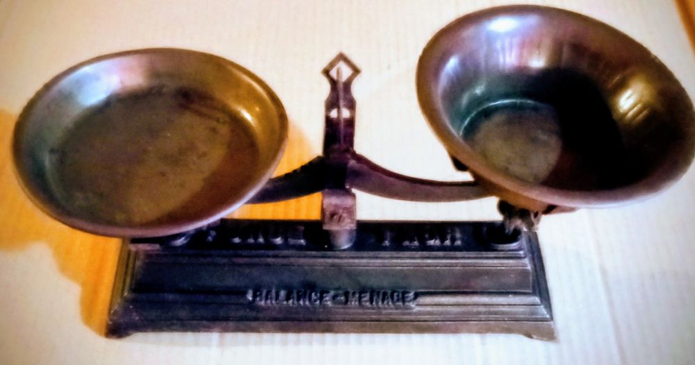 Balança de pratos antiga