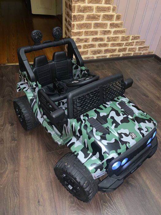 Дитяче авто на пульті управління