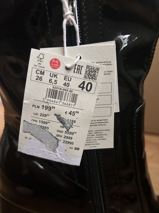 czarne kozaki na słupku