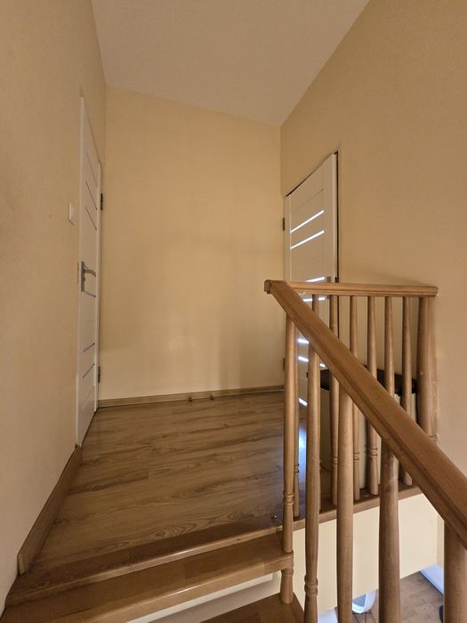 Продаж будинку-напівособняка розташований в спокійному районі міста